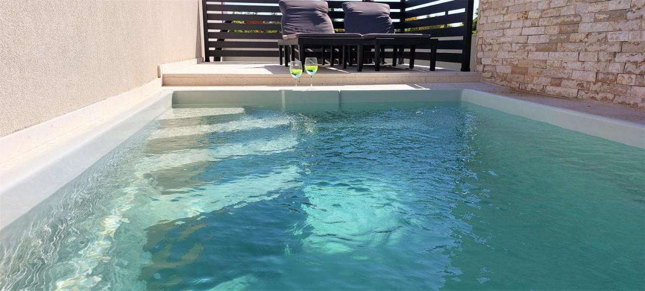 Vip Deluxe Apartment Arian Novalja Bagian luar foto