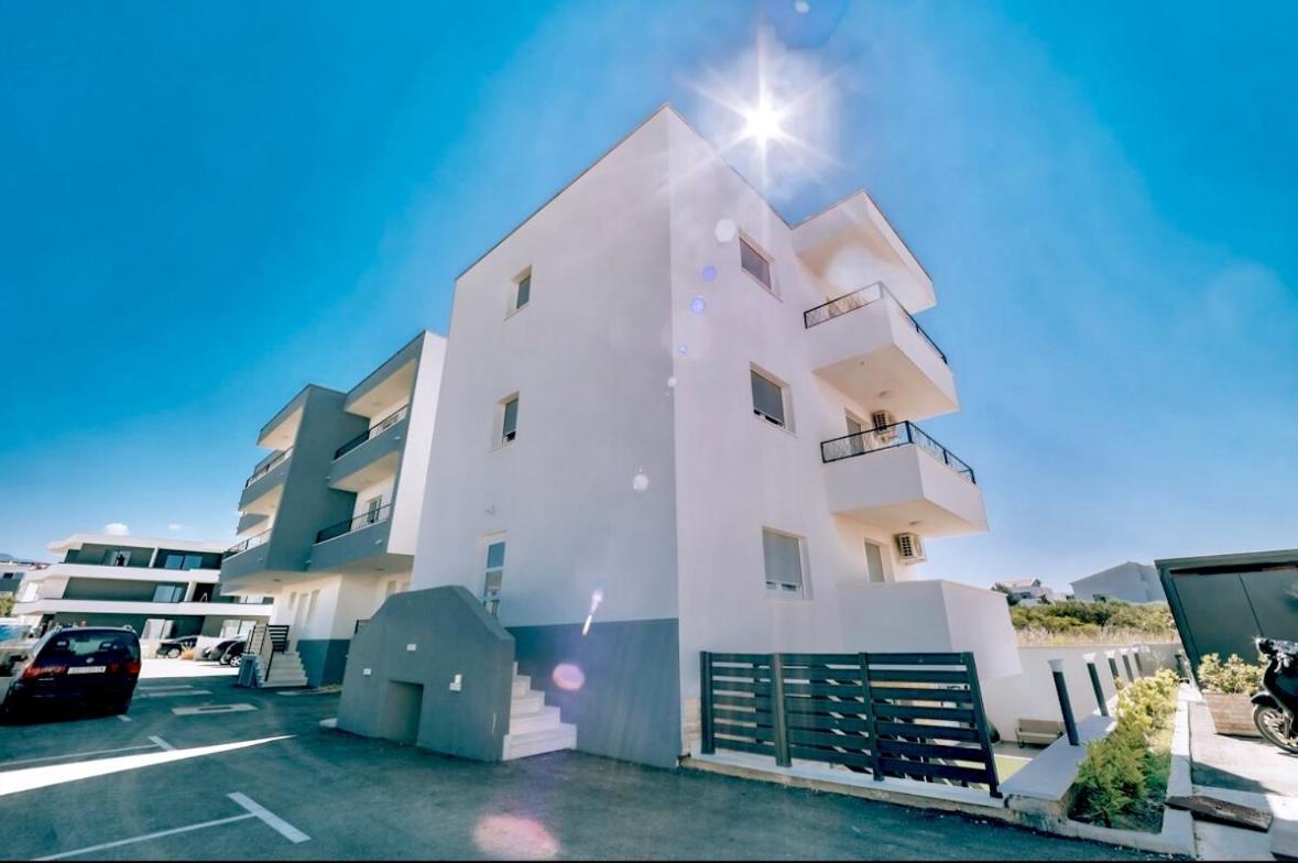 Vip Deluxe Apartment Arian Novalja Bagian luar foto