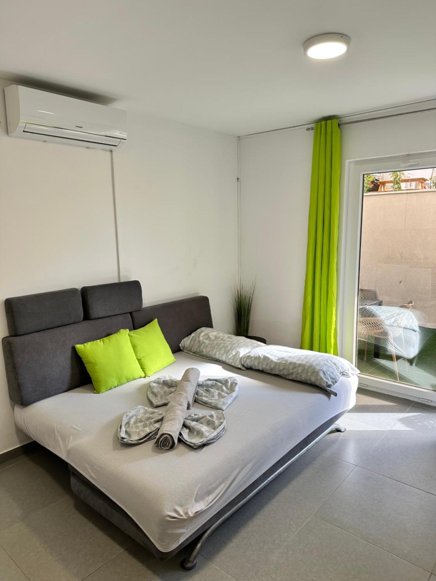 Vip Deluxe Apartment Arian Novalja Bagian luar foto